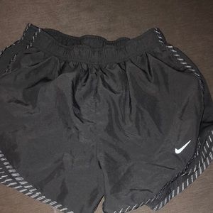 WOMENS BLACK NIKE DRY FIT SIZE M SHORTS